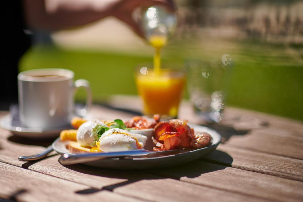 Parehua Resort Martinborough Εξωτερικό φωτογραφία A breakfast with orange juice