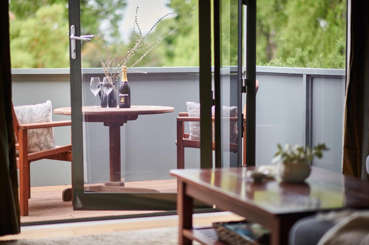 Parehua Resort Martinborough Εξωτερικό φωτογραφία A balcony