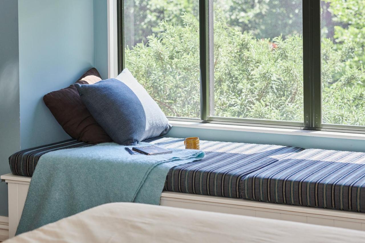 Parehua Resort Martinborough Εξωτερικό φωτογραφία A window seat