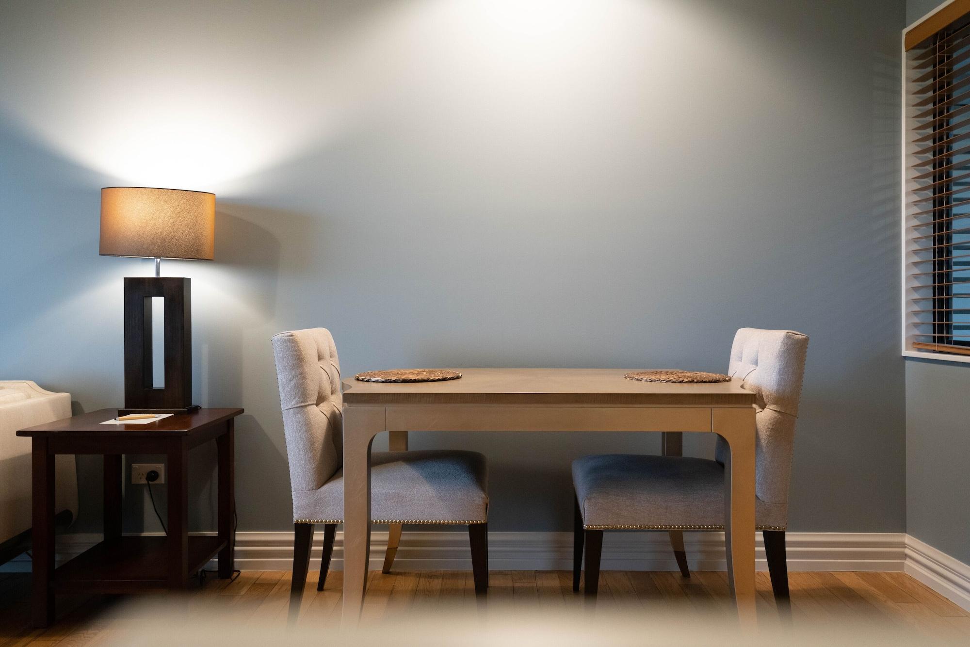 Parehua Resort Martinborough Εξωτερικό φωτογραφία A dining room table