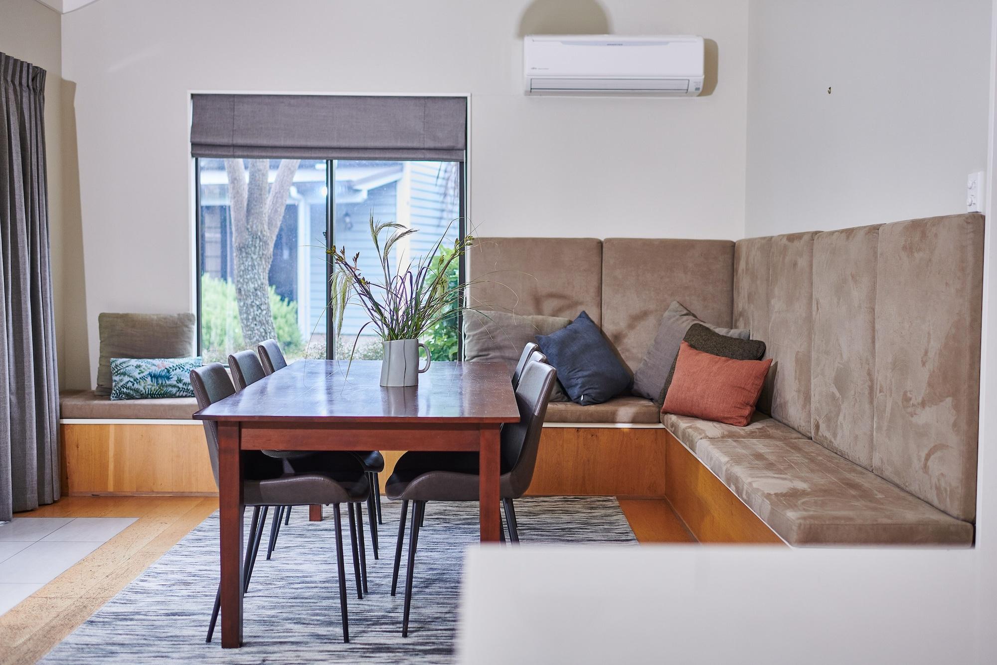 Parehua Resort Martinborough Εξωτερικό φωτογραφία A dining room with a built-in bench seat