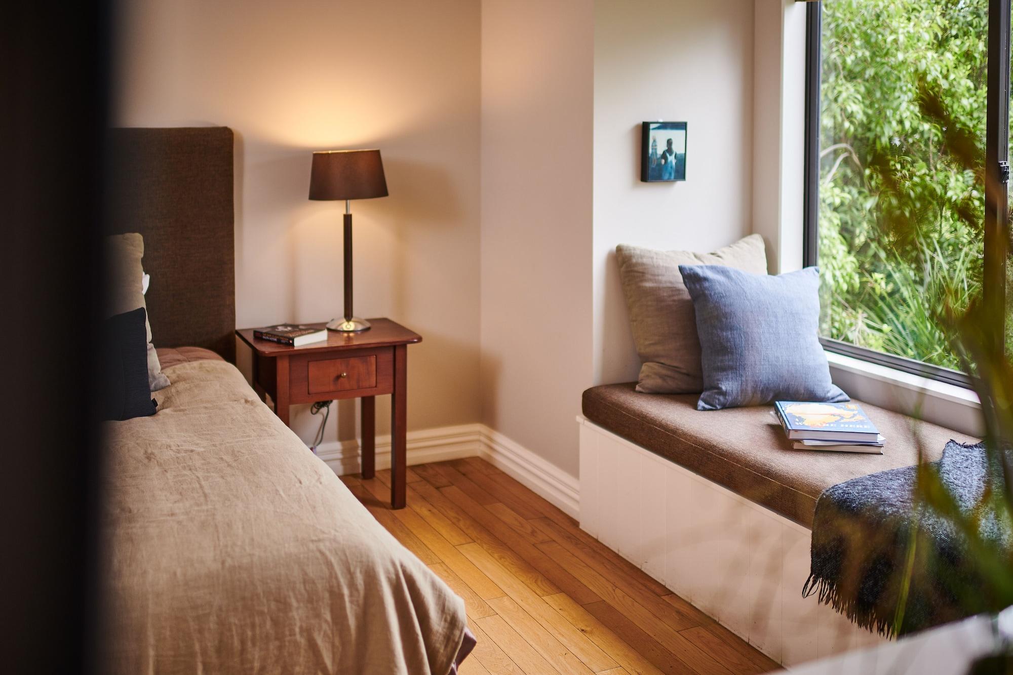 Parehua Resort Martinborough Εξωτερικό φωτογραφία A window seat in a bedroom