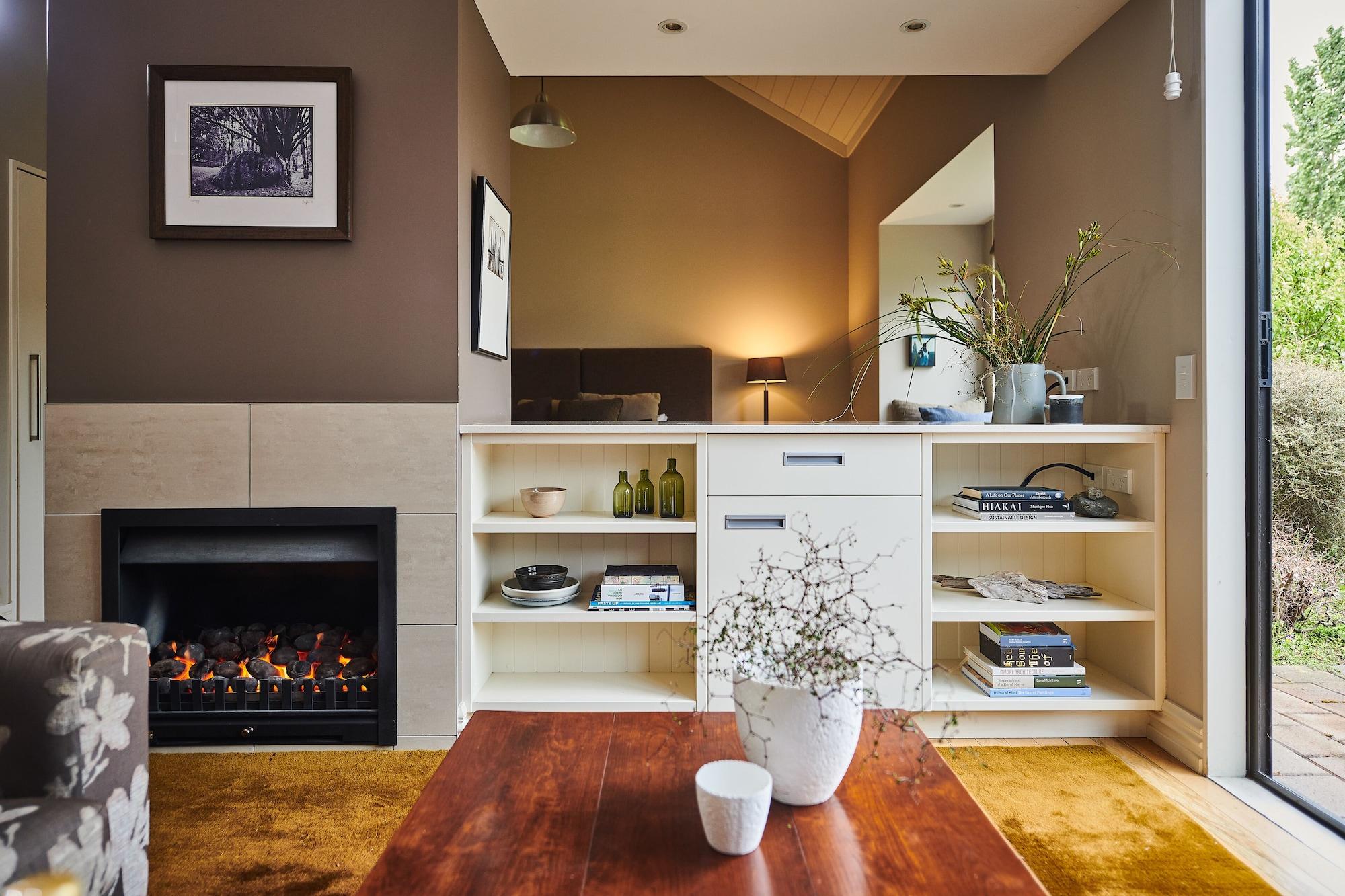 Parehua Resort Martinborough Εξωτερικό φωτογραφία A fireplace in a home