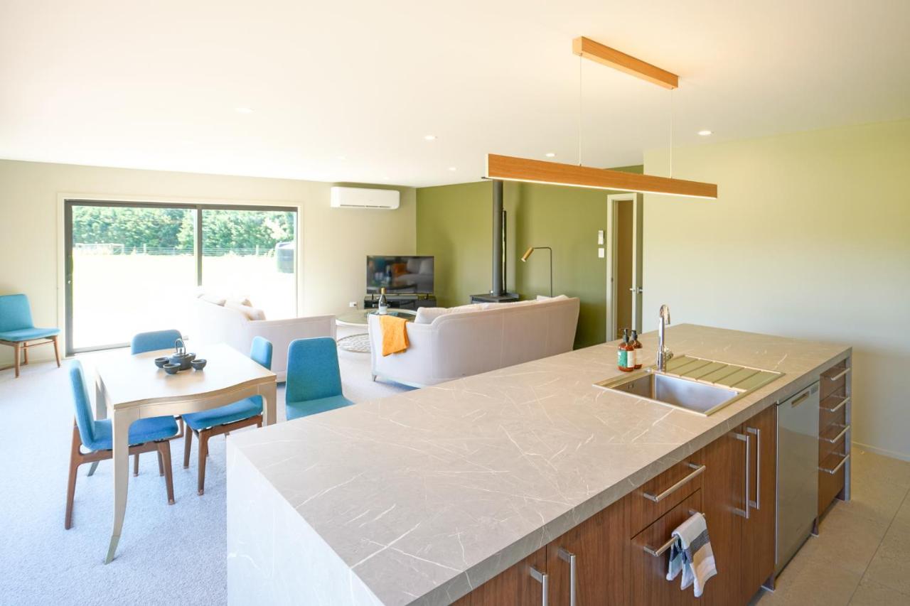 Parehua Resort Martinborough Εξωτερικό φωτογραφία A kitchen with a linear layout