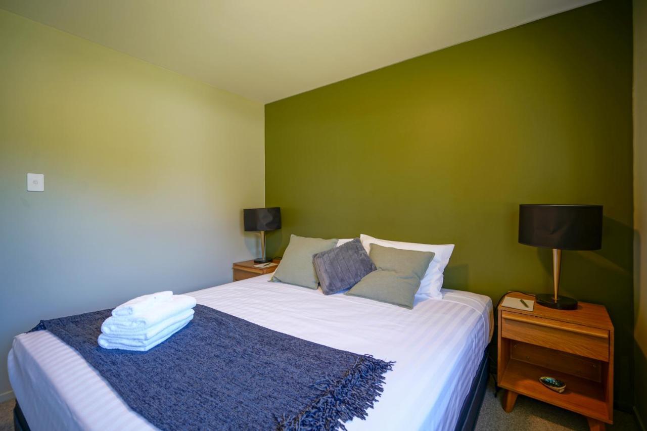 Parehua Resort Martinborough Εξωτερικό φωτογραφία A bedroom at the hotel