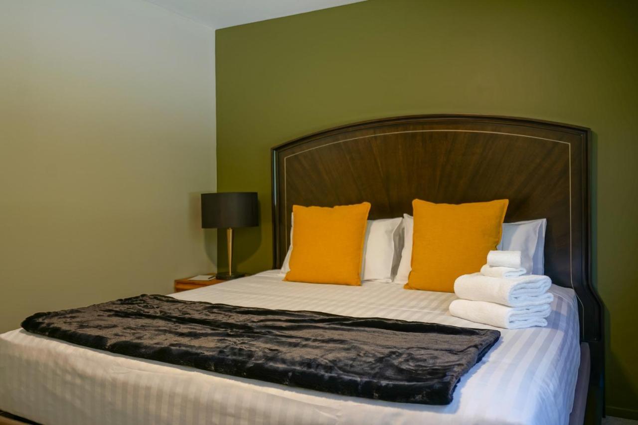 Parehua Resort Martinborough Εξωτερικό φωτογραφία A bed