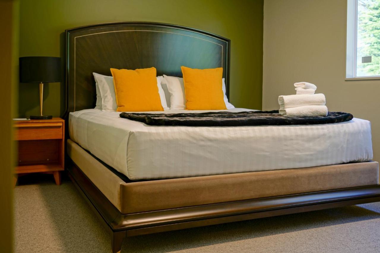 Parehua Resort Martinborough Εξωτερικό φωτογραφία A bedroom at the Inn at the Opera