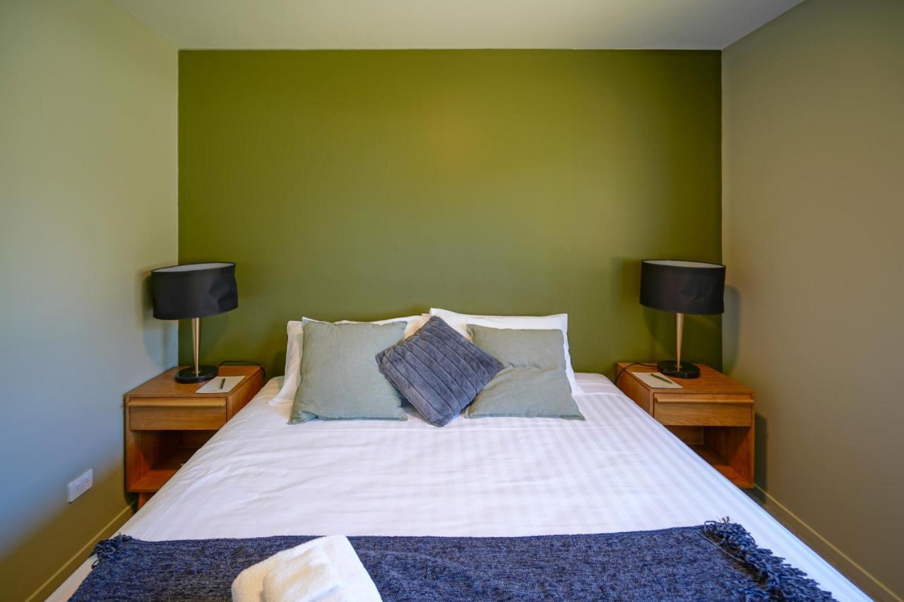 Parehua Resort Martinborough Εξωτερικό φωτογραφία A bedroom at the hotel