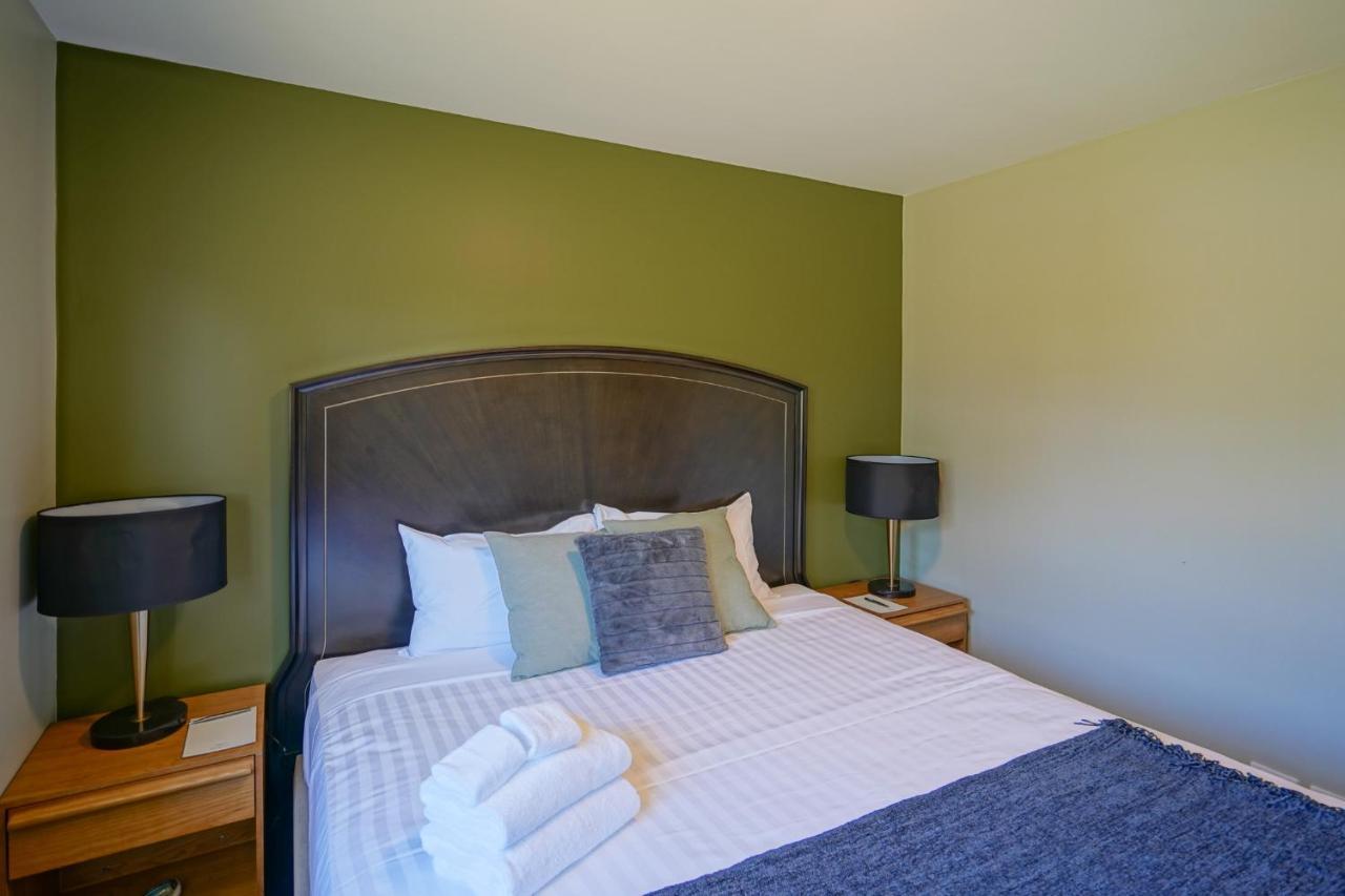 Parehua Resort Martinborough Εξωτερικό φωτογραφία A bedroom at the Best Western Premier Executive Residency Royal Palm Beach