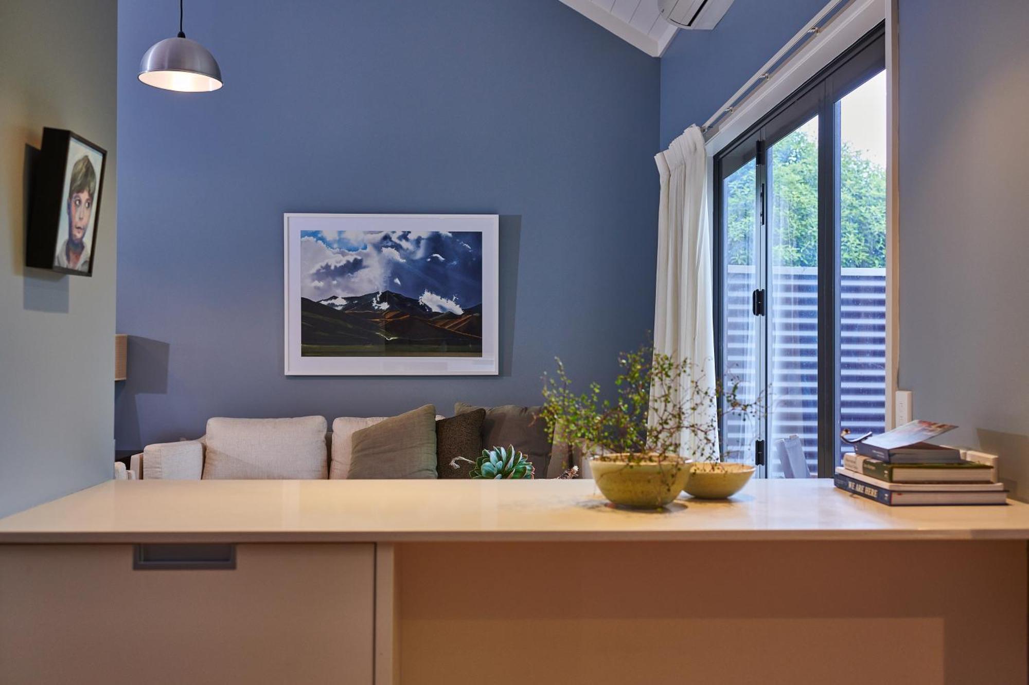 Parehua Resort Martinborough Δωμάτιο φωτογραφία A living room with a blue wall